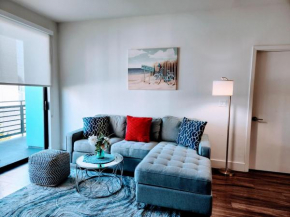 Hollywood Panoramic Views, Pool, Gym & Free parking!